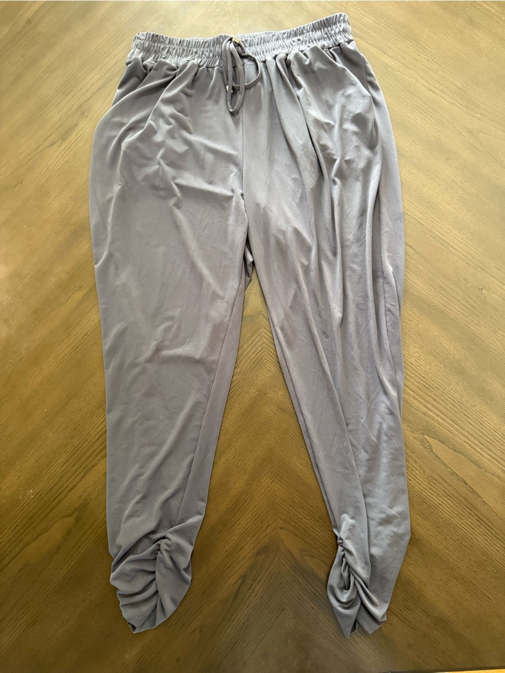 Ariella Women’s light grey ruched bottom jogger. Size Large